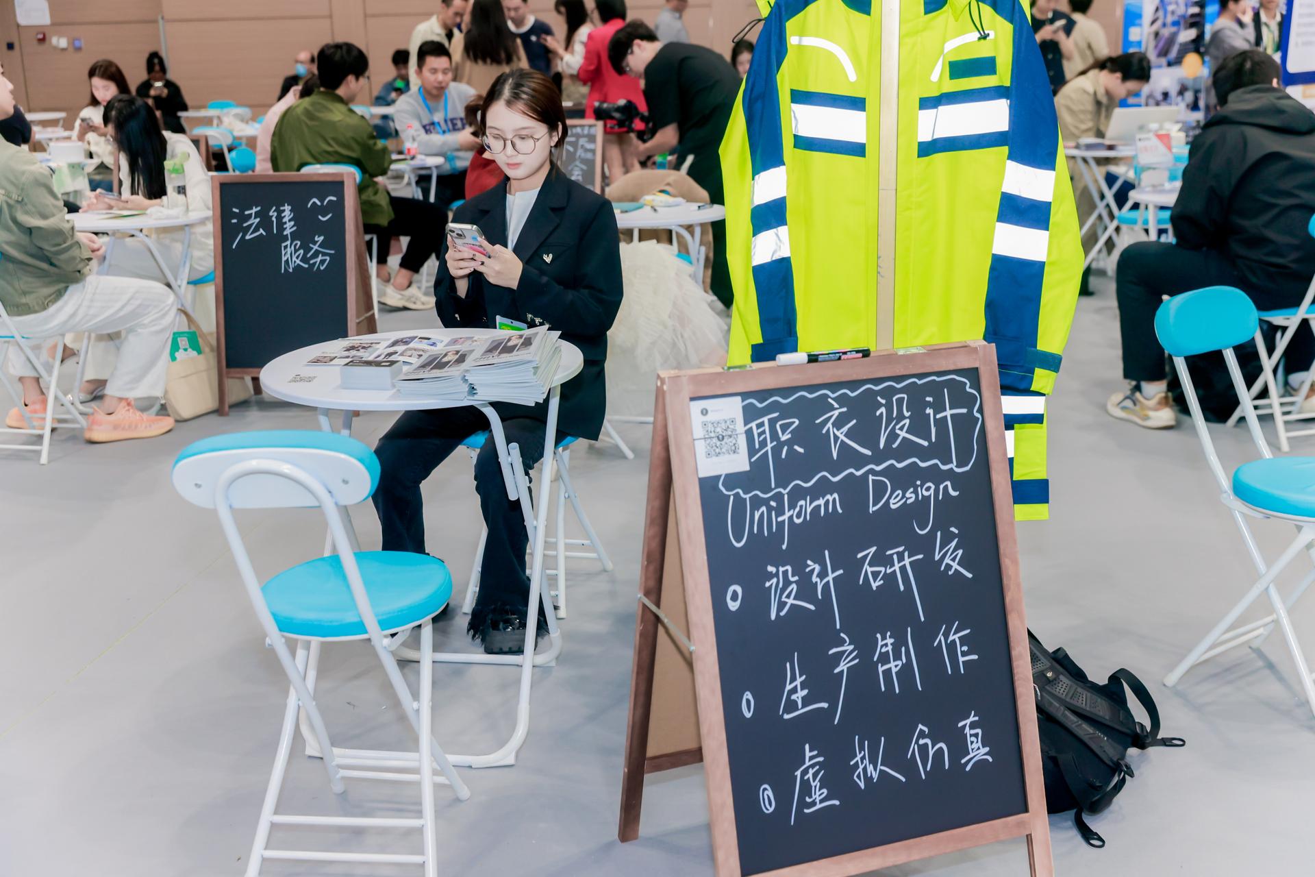杭州美妆时尚展览展示摄影-2024 中国绍兴柯桥国际纺织贸易服务展览会【图片直播】-现场照片-14