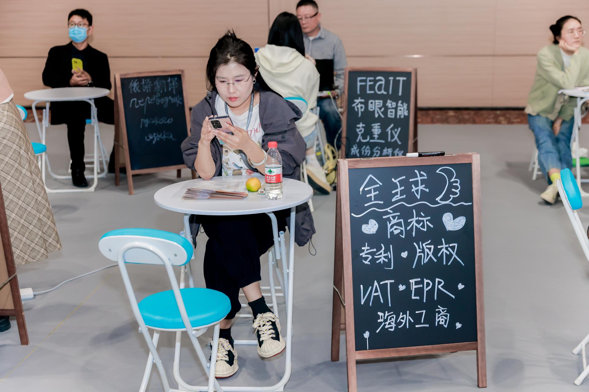 杭州美妆时尚展览展示摄影-2024 中国绍兴柯桥国际纺织贸易服务展览会【图片直播】-现场照片-4