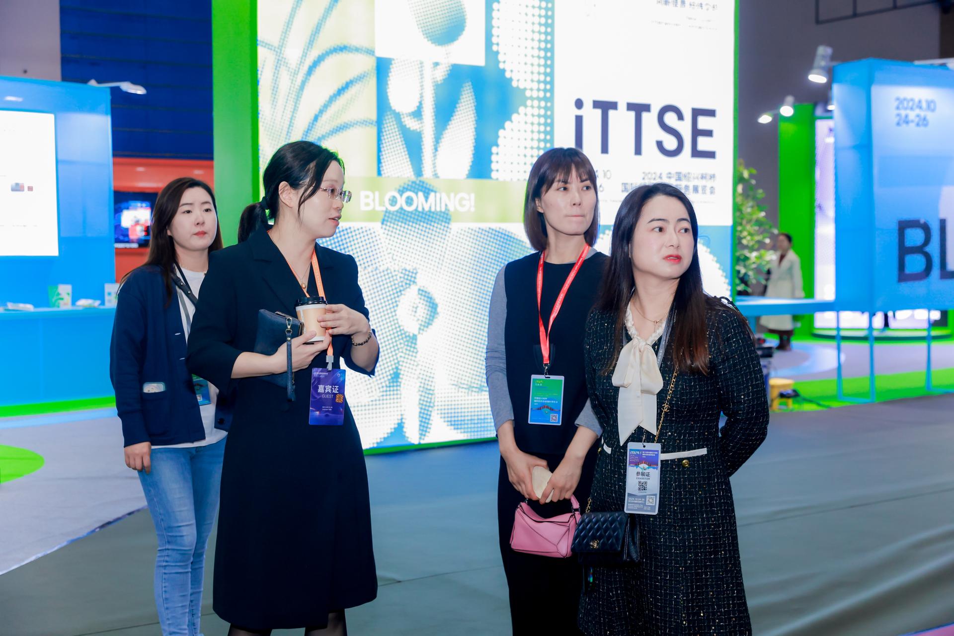 杭州美妆时尚展览展示摄影-2024 中国绍兴柯桥国际纺织贸易服务展览会【图片直播】-现场照片-15