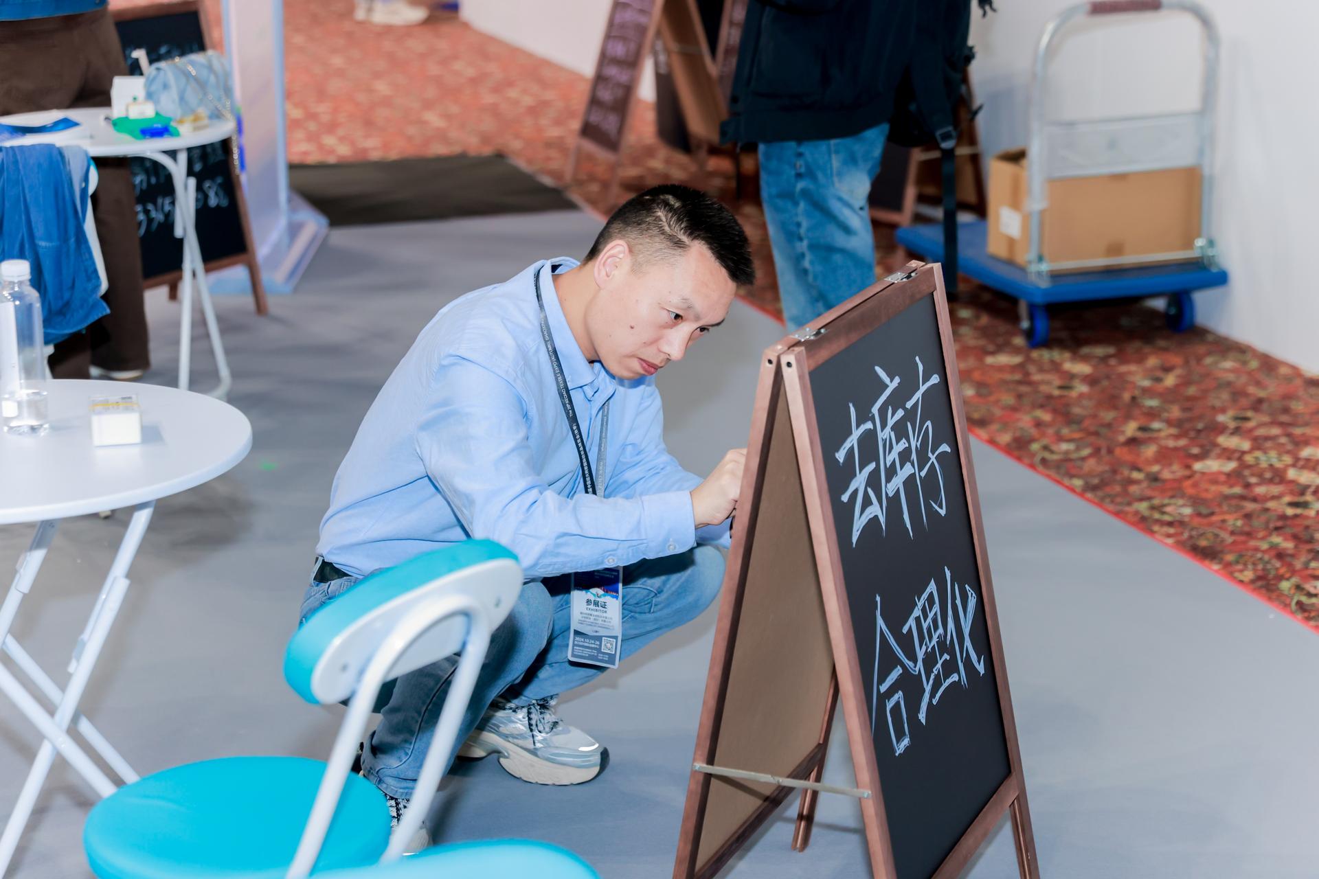 杭州美妆时尚展览展示摄影-2024 中国绍兴柯桥国际纺织贸易服务展览会【图片直播】-现场照片-1