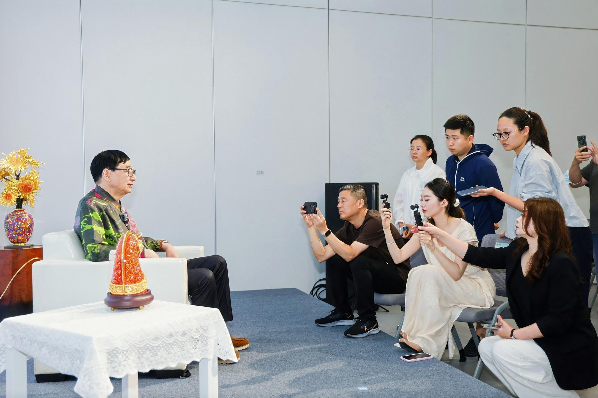 杭州会议摄影-"艺术大课"潮π名家，不"铜"凡响，从青铜时代迈向熔铜时代。第二期 主讲人:朱炳仁-现场照片-5