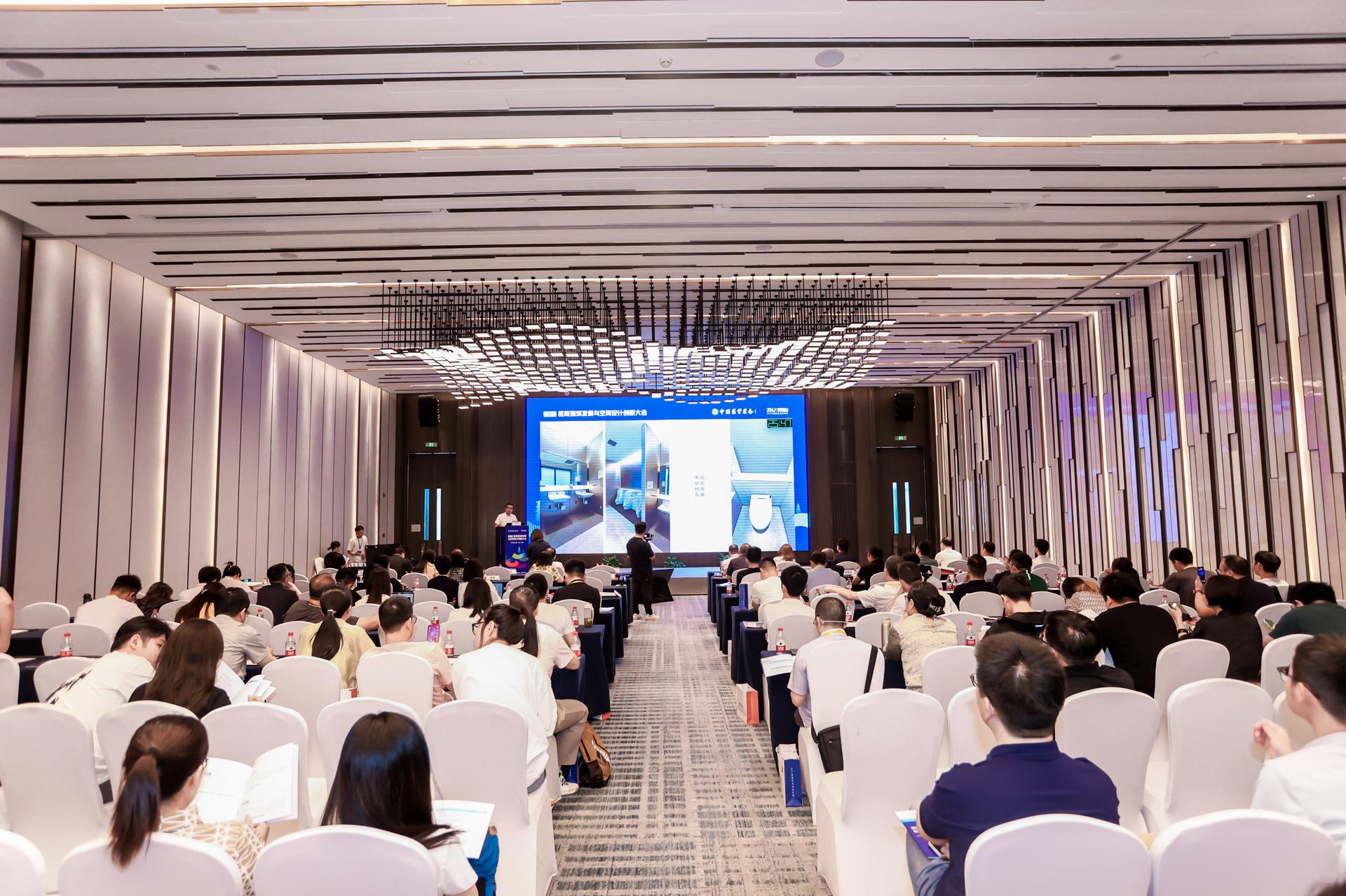 杭州灯光复杂会场怎么拍清楚：暗场追光与彩色光下的交付标准