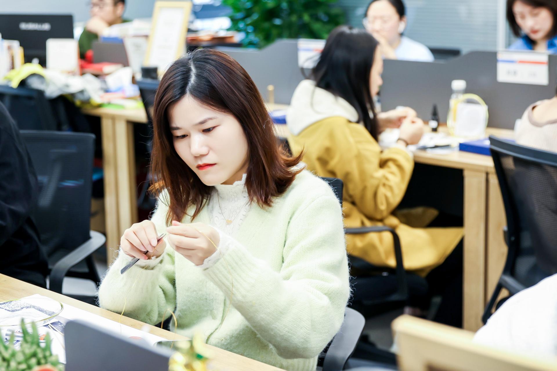 杭州金融摄影-【中邮保险浙江分公司“邮保相伴 魅力女性”主题活动之掐丝珐琅】|图片直播-现场照片-15