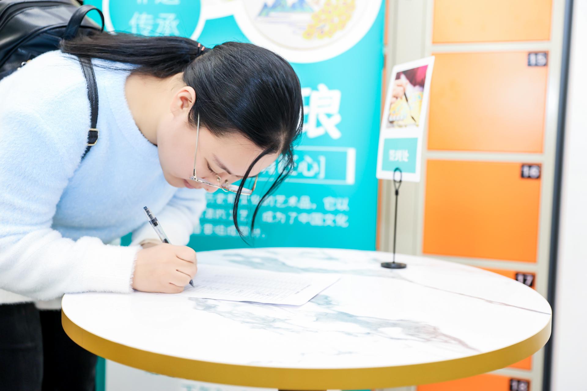 杭州金融摄影-【中邮保险浙江分公司“邮保相伴 魅力女性”主题活动之掐丝珐琅】|图片直播-现场照片-11
