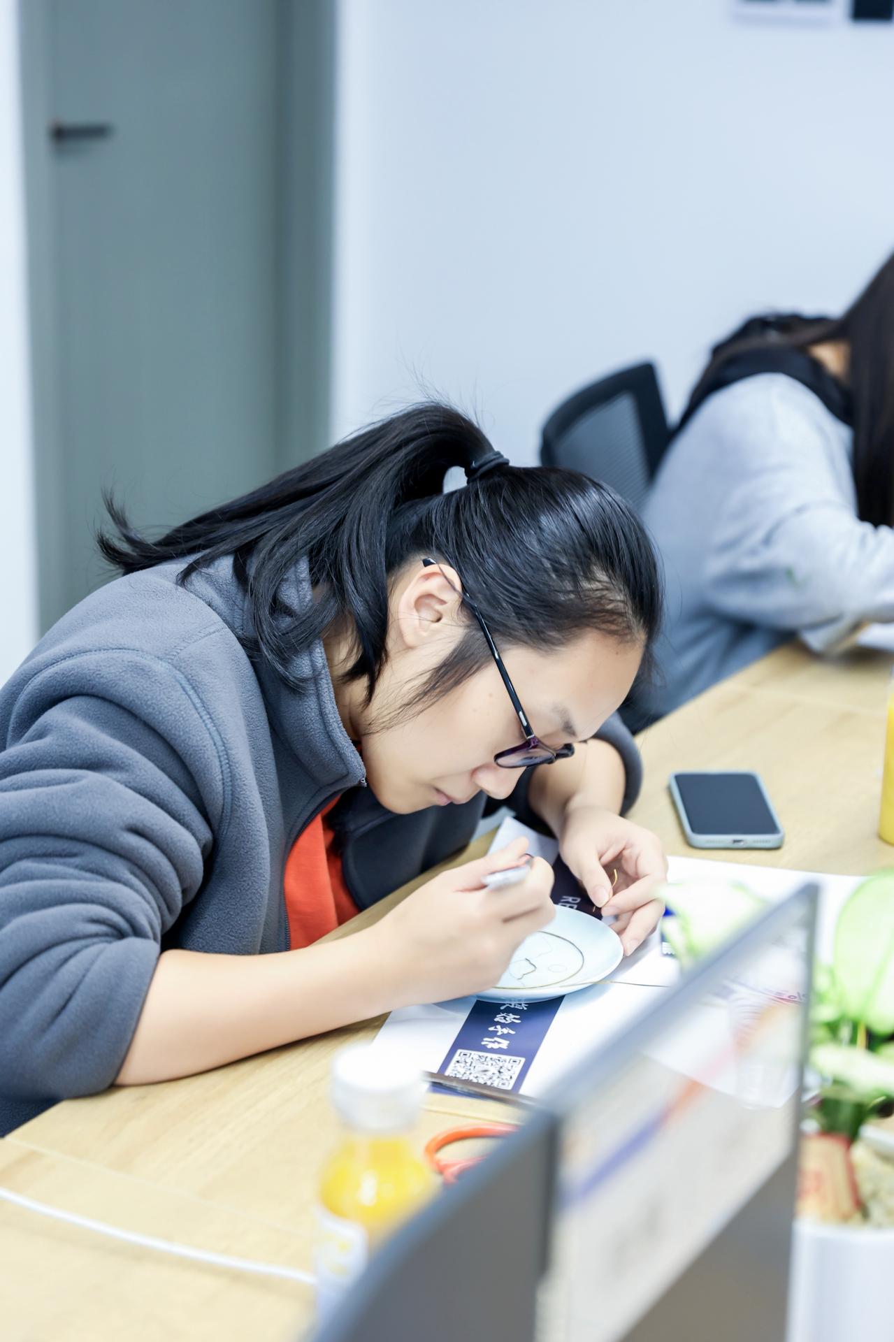 杭州金融摄影-【中邮保险浙江分公司“邮保相伴 魅力女性”主题活动之掐丝珐琅】|图片直播-现场照片-7