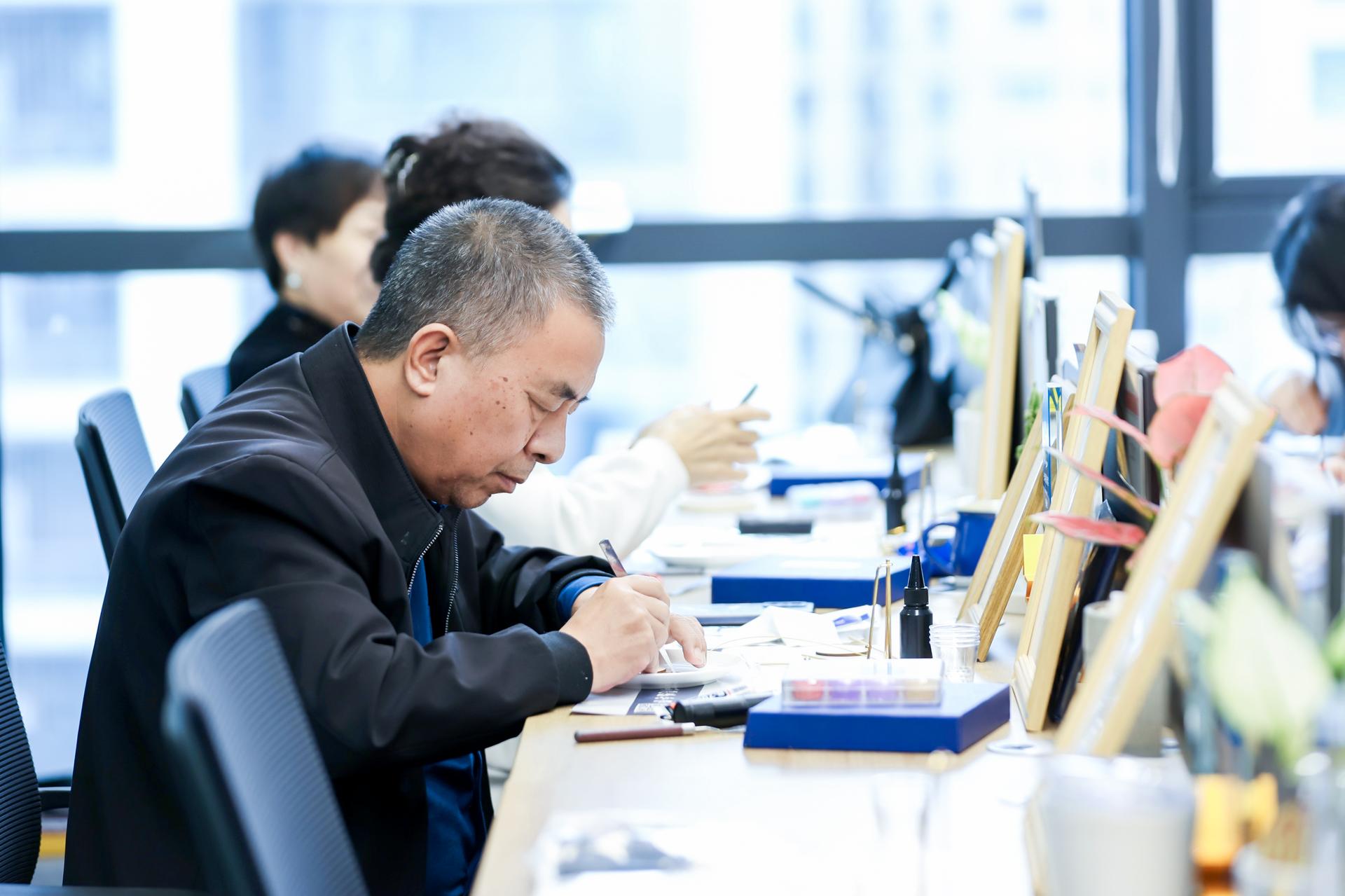 杭州金融摄影-【中邮保险浙江分公司“邮保相伴 魅力女性”主题活动之掐丝珐琅】|图片直播-现场照片-2